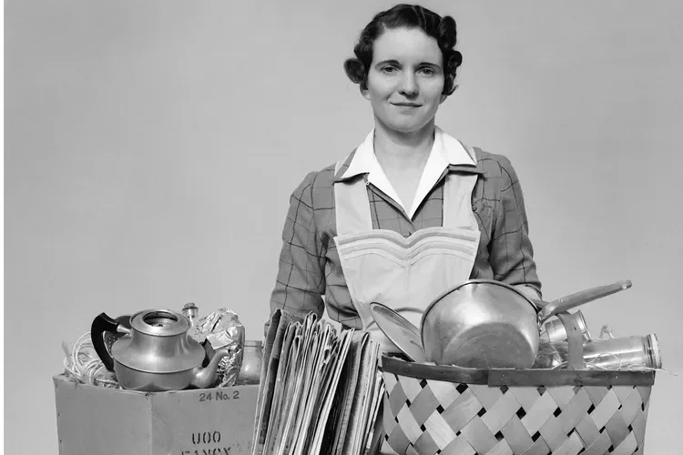 Woman collecting scrap aluminum for war effort.Credit:H. Armstrong Roberts Classic Stock/ Getty Images
